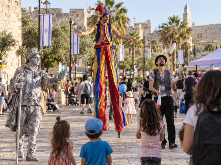 אמני רחוב ודמויות שטח מקבלים את פני הקהל