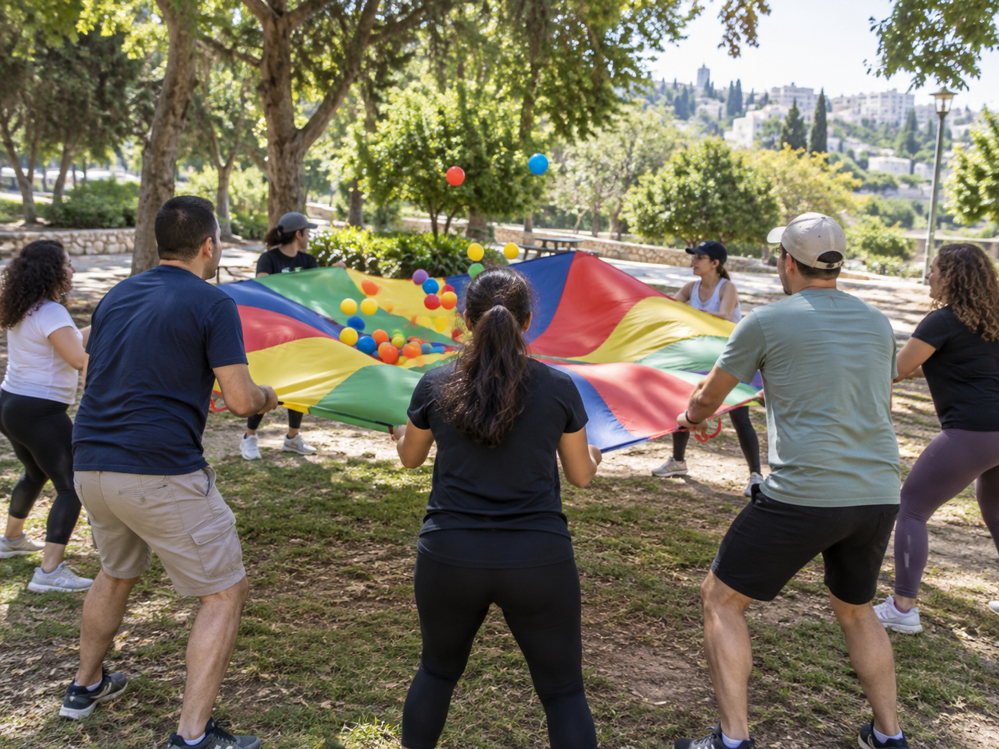 קבוצה משתתפת במשימות גיבוש במרחב פתוח