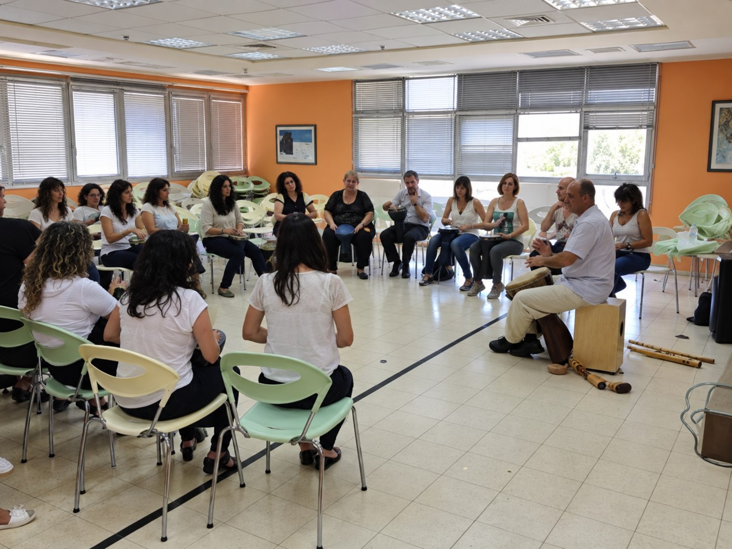 משתתפים בפעילות תיפוף קבוצתית בחולון